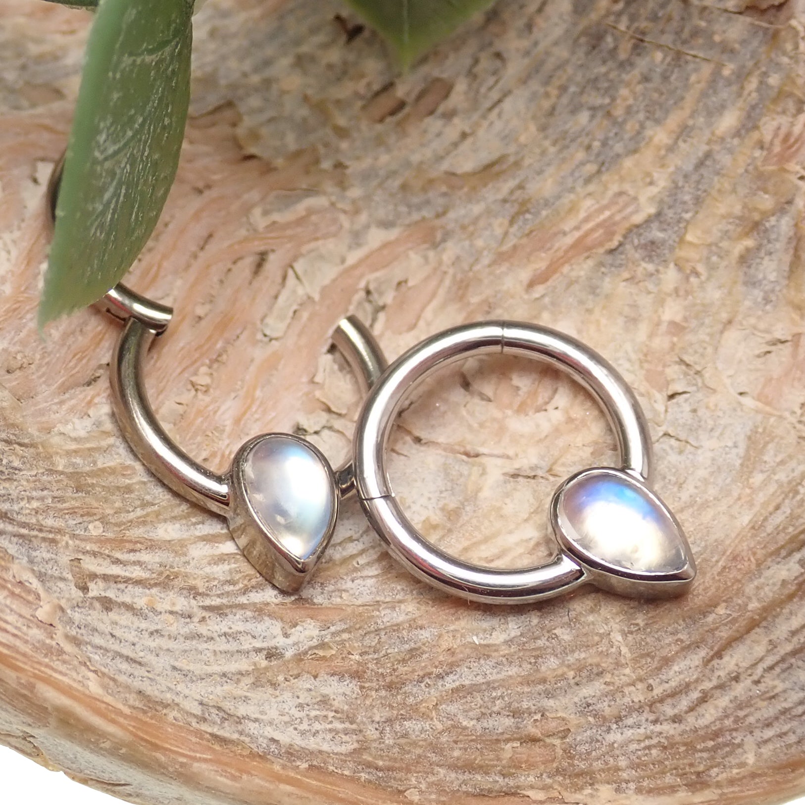 16g Natural Stone Moonstone titanium Clicker