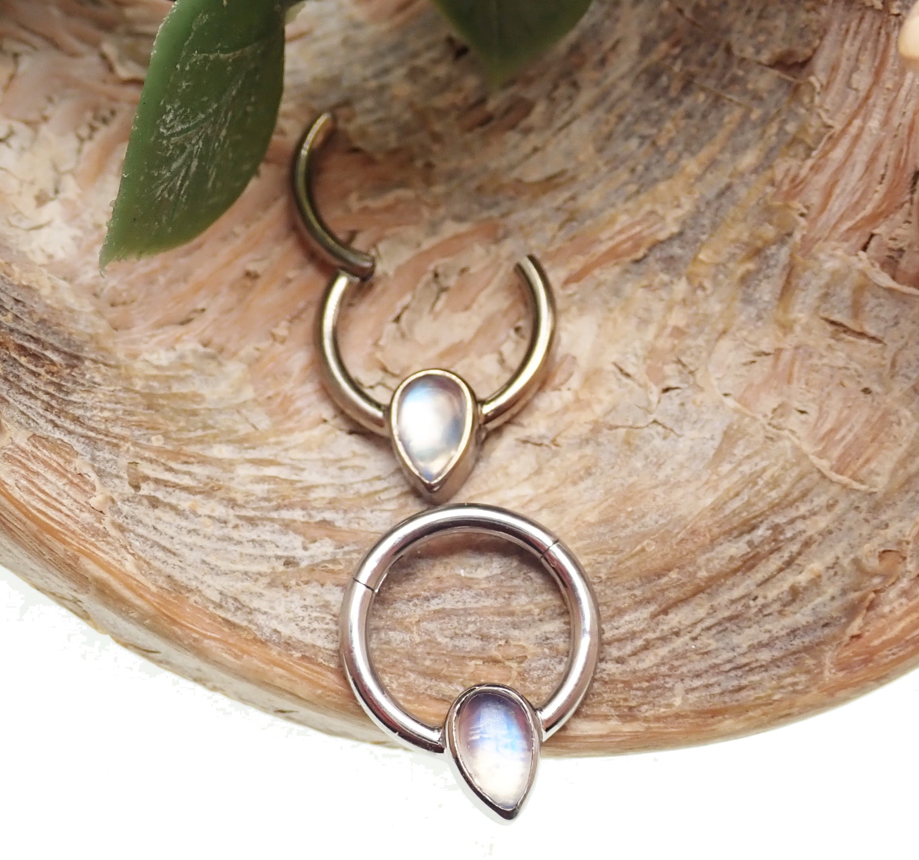 16g Natural Stone Moonstone titanium Clicker