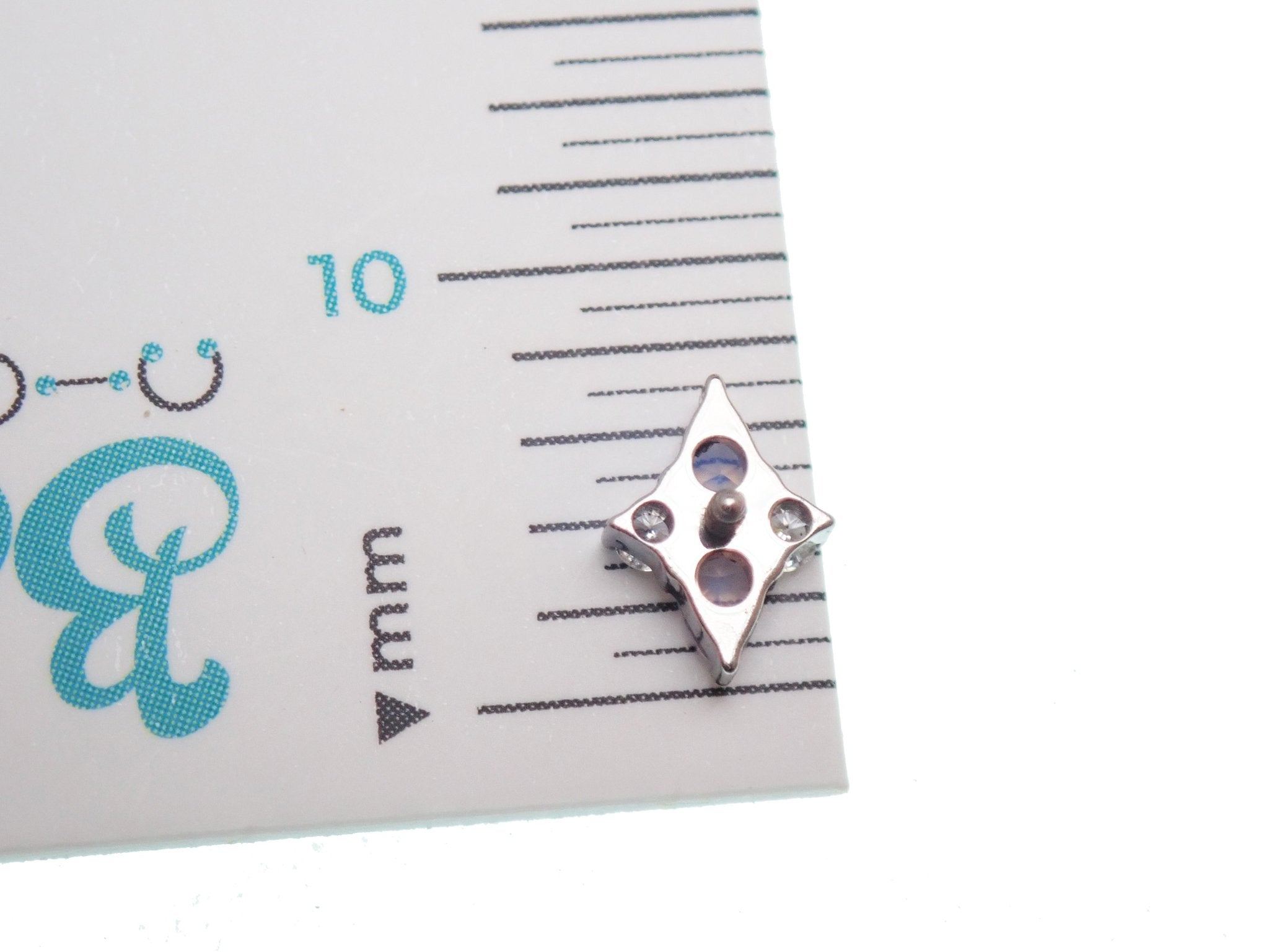 Rose quartz cluster titanium flatback piercing in 18g with a 6mm stone, featuring a sleek body clickers design for body jewelry.