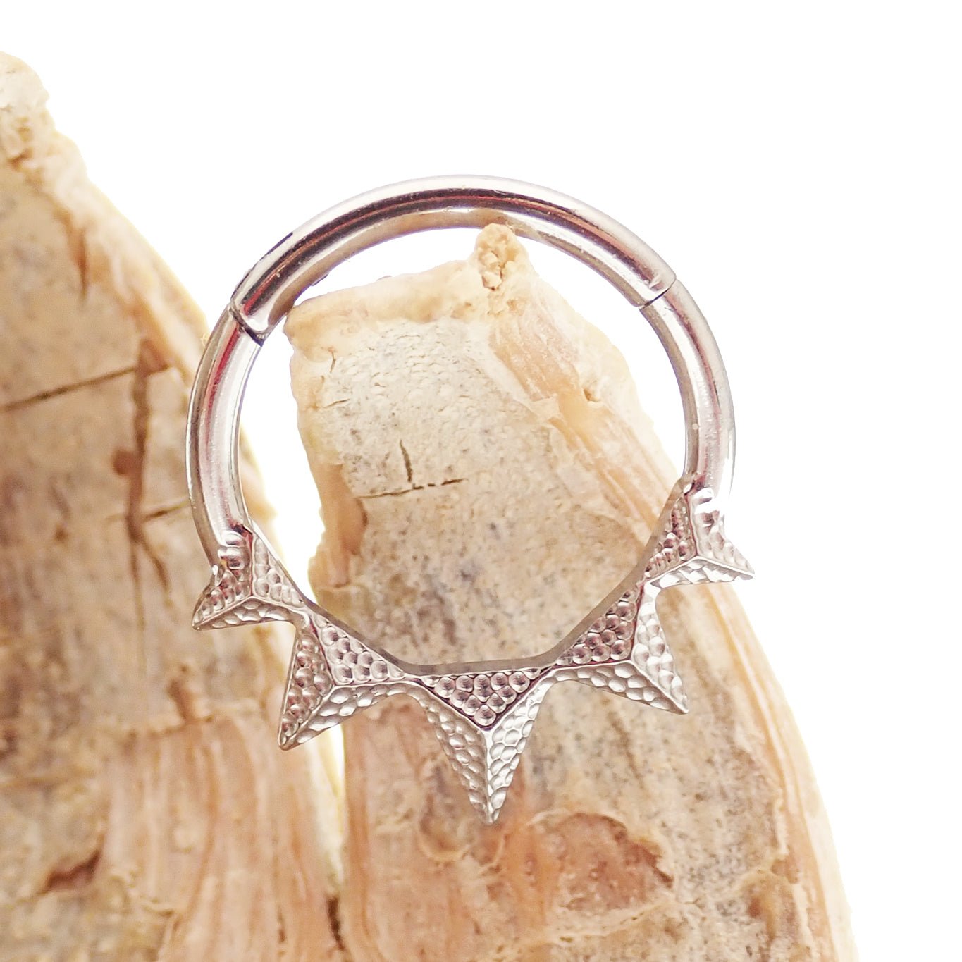 Hammered hinged clicker by Body Clickers in 14g and 16g with point design, featuring an 8mm diameter and hinged closure.