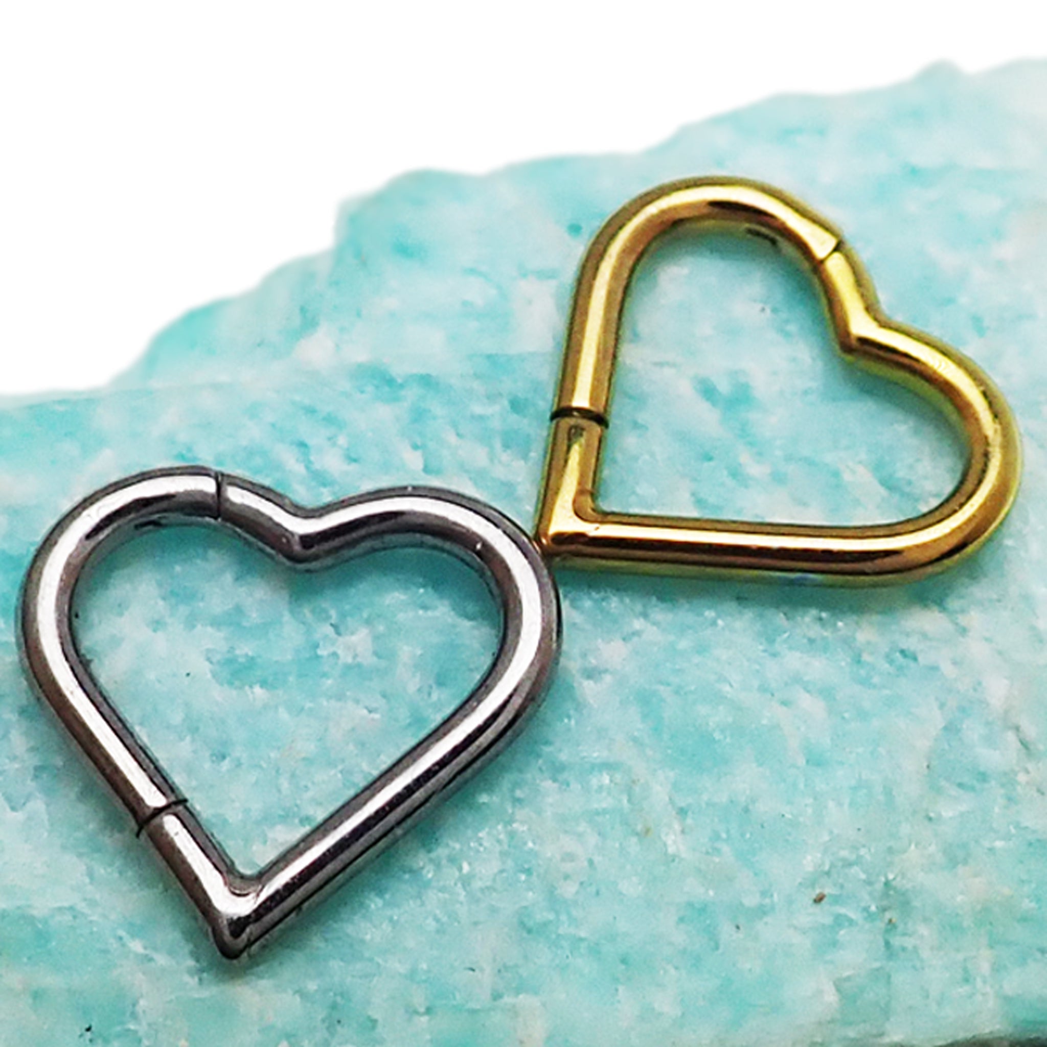 Heart-shaped titanium hinged clicker 16g for body piercing, by Body Clickers, with an 8mm design and smooth finish.