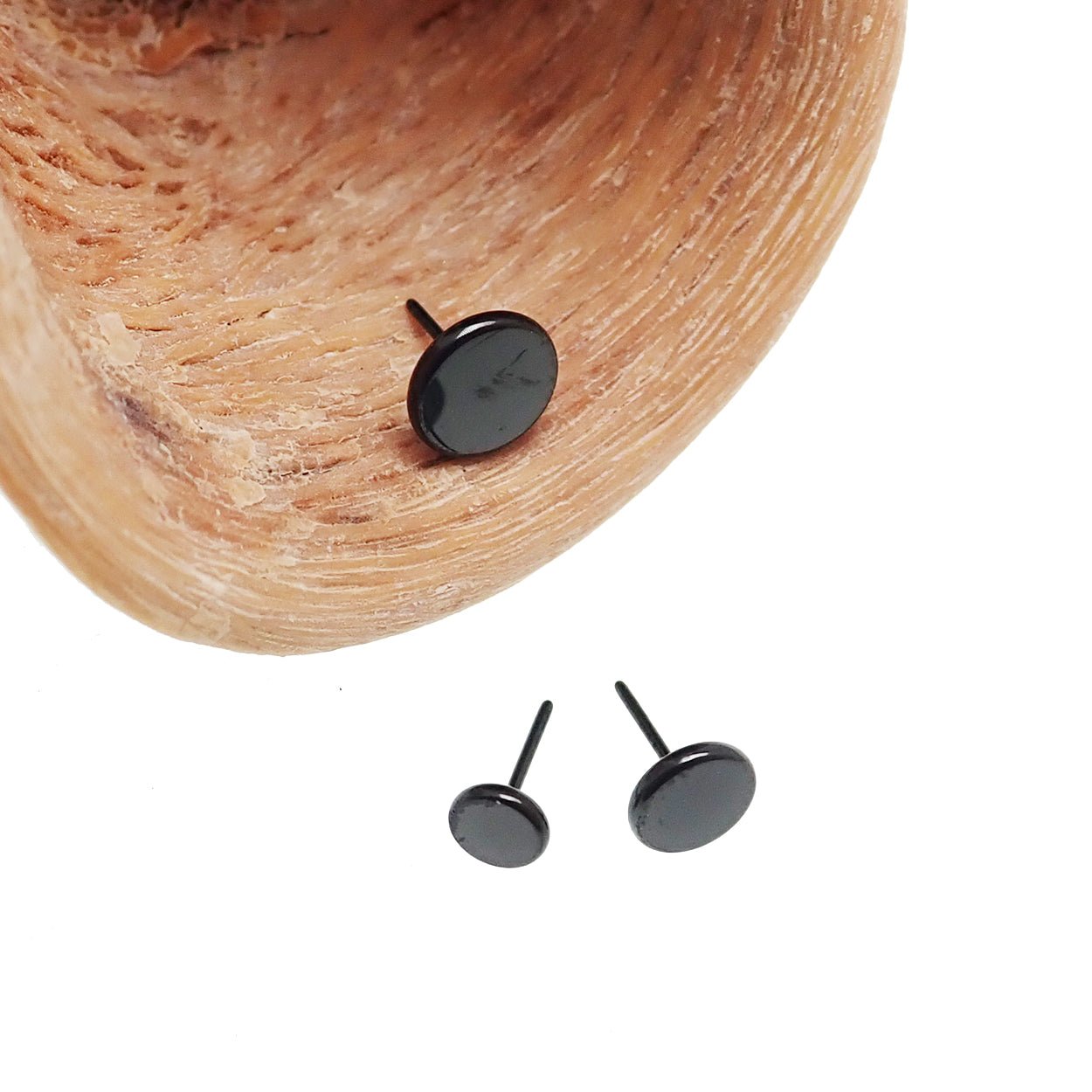 Black PVD titanium push fit disc top for body jewelry, featuring a flat back design by Body Clickers.