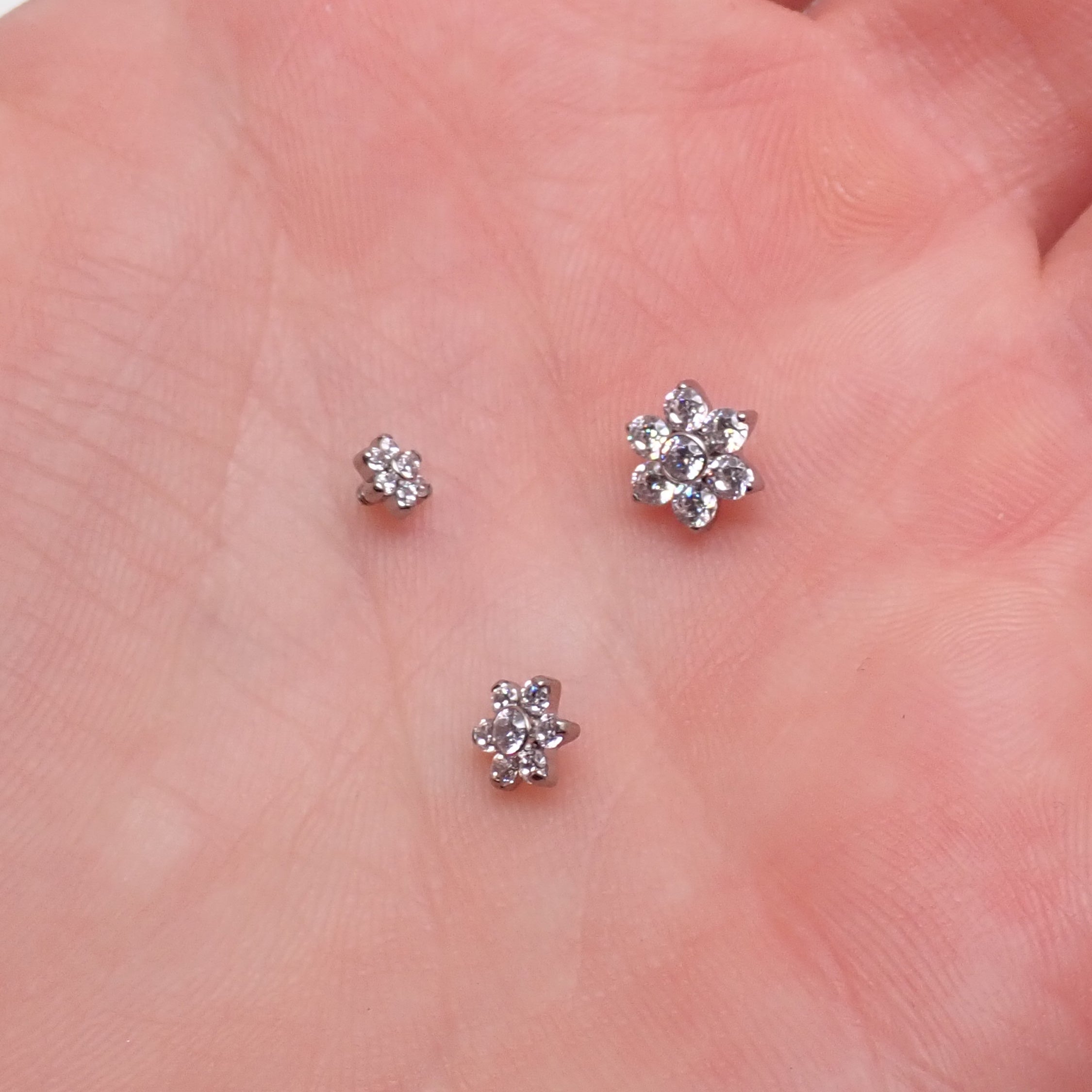 Implant Titanium Flower CZ Dermal Top, 14g- 1.2mm Thread