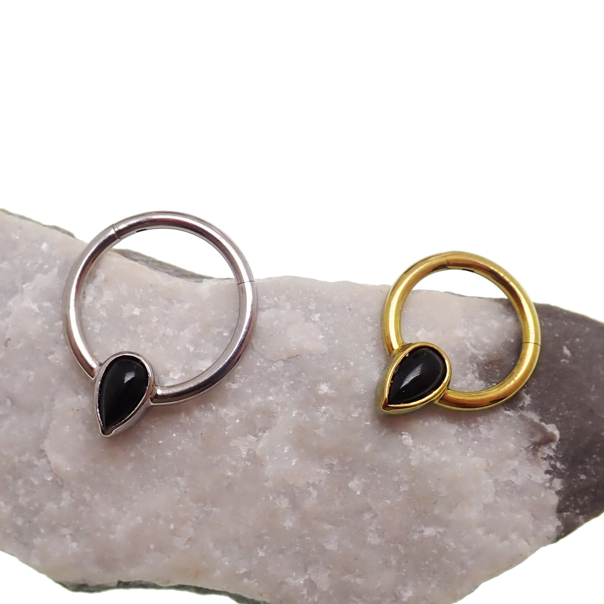 Magpie 16g natural stone onyx titanium clicker with tear drop shape, used for body piercing or jewelry.