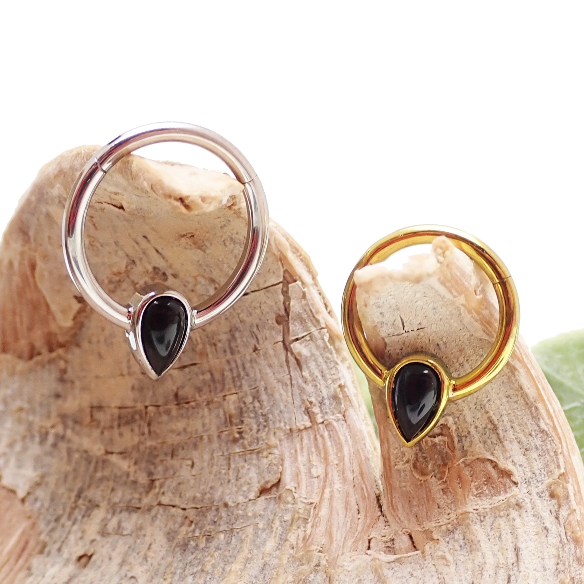 Magpie 16g natural stone onyx teardrop titanium clicker earring for body jewelry, with a polished teardrop-shaped onyx stone.
