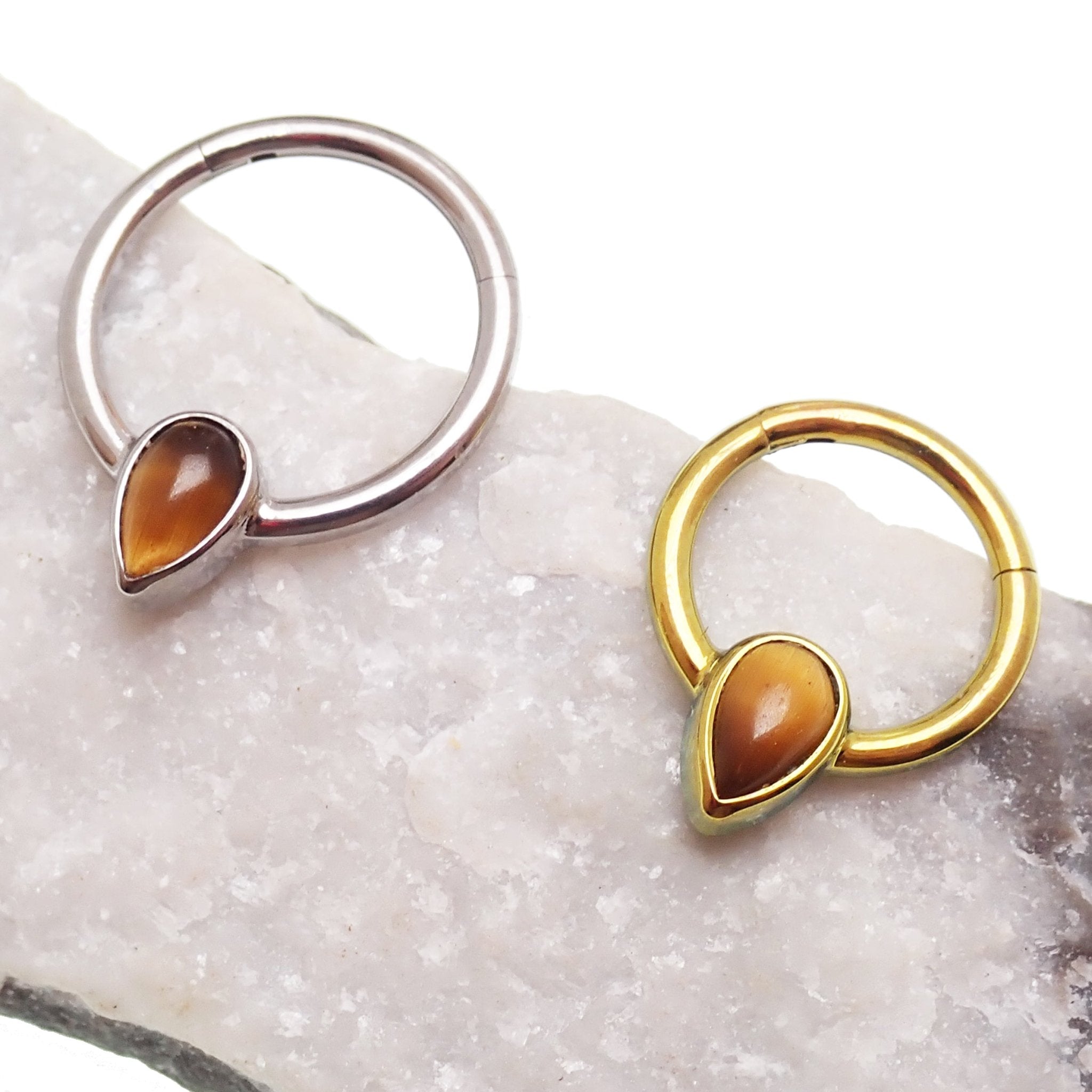 Magpie 16g natural stone tiger's eye titanium clicker, teardrop-shaped body for body piercing jewelry.