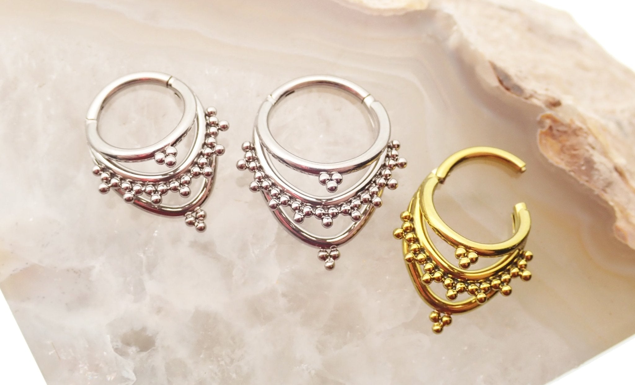 Magpie 16g titanium 3-tier fan-out septum clicker in 8mm and 10mm with beaded design for pierced septum jewelry.