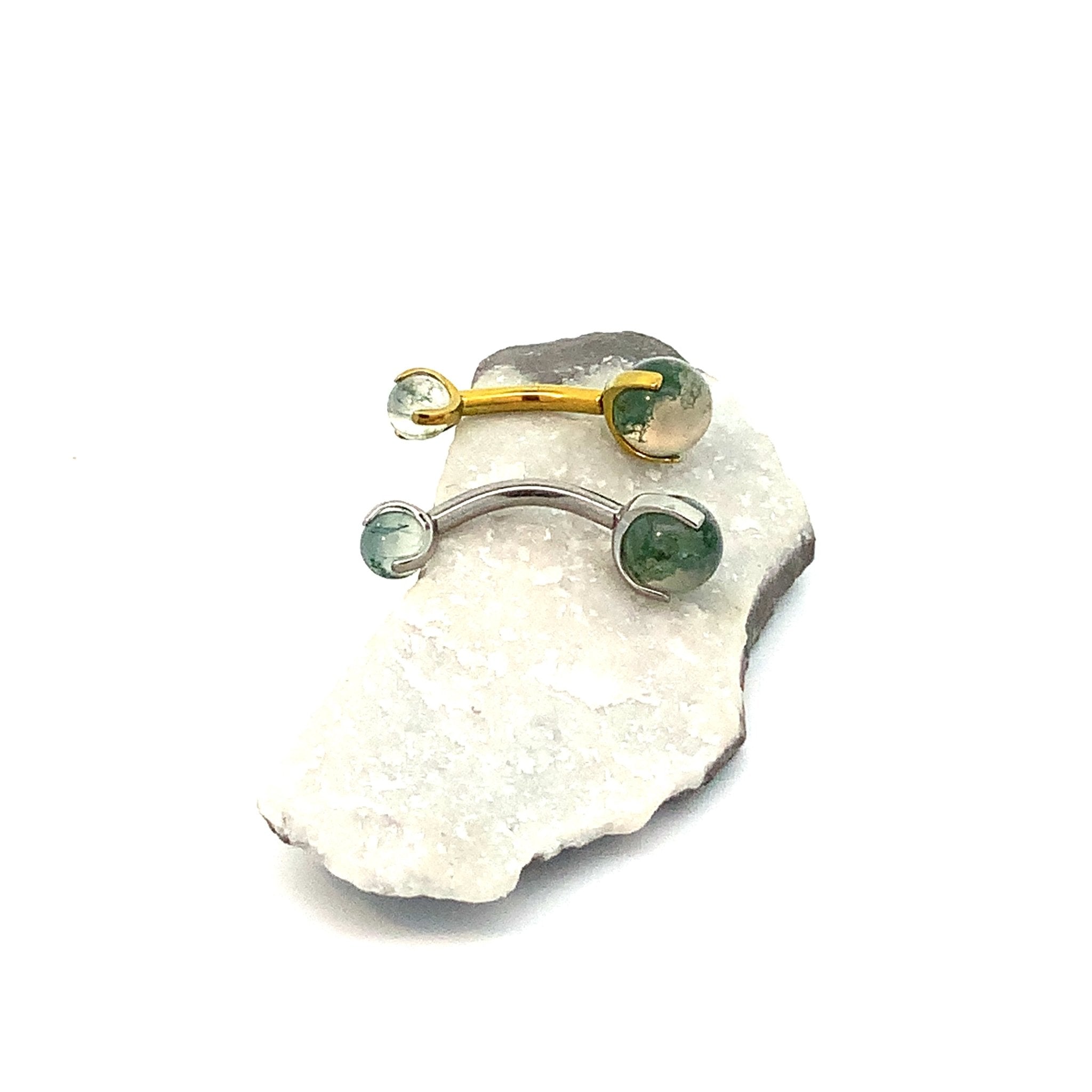 Magpie Moss Agate belly ring with a 6mm curved design and 14g gauge, featuring a polished moss green stone.