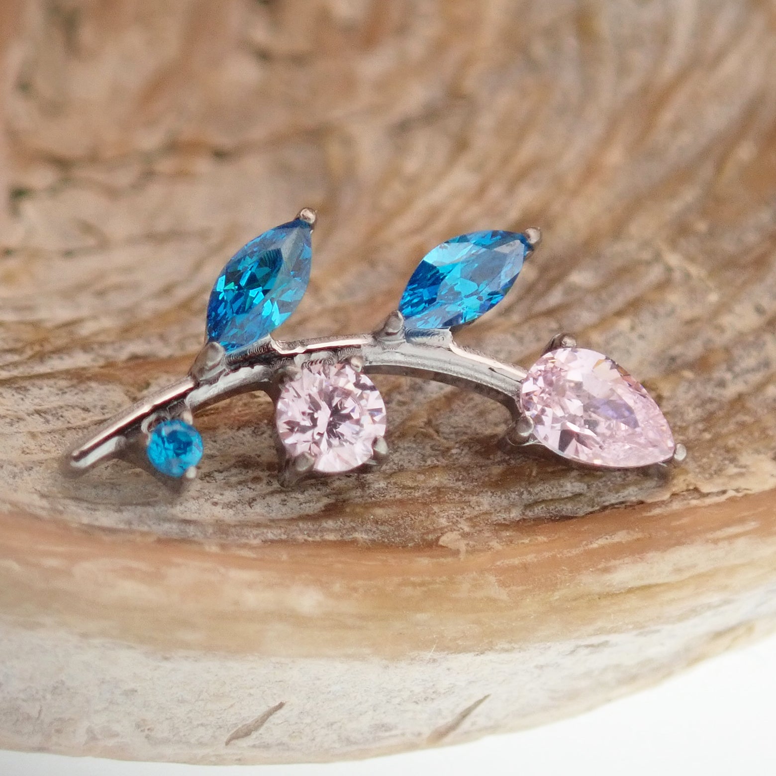 Magpie titanium flat back helix piercing with clear CZ gemstone, 18g internally threaded vine design, 6mm size.