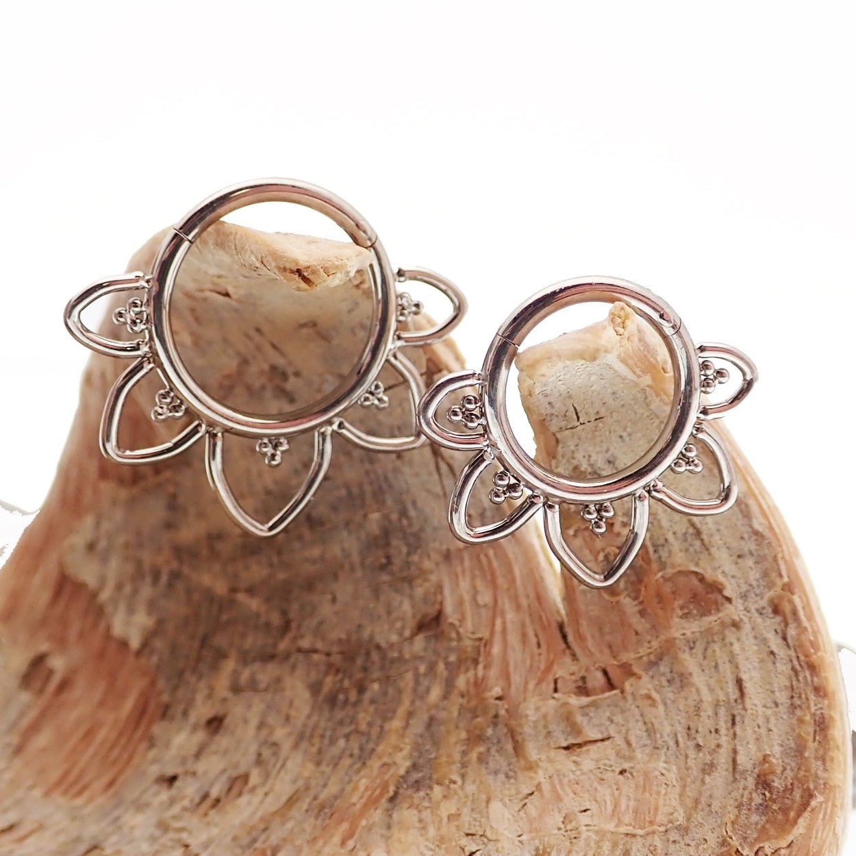 Plain filigree titanium hinged clicker earring in 16g, featuring intricate metalwork and a secure click closure.