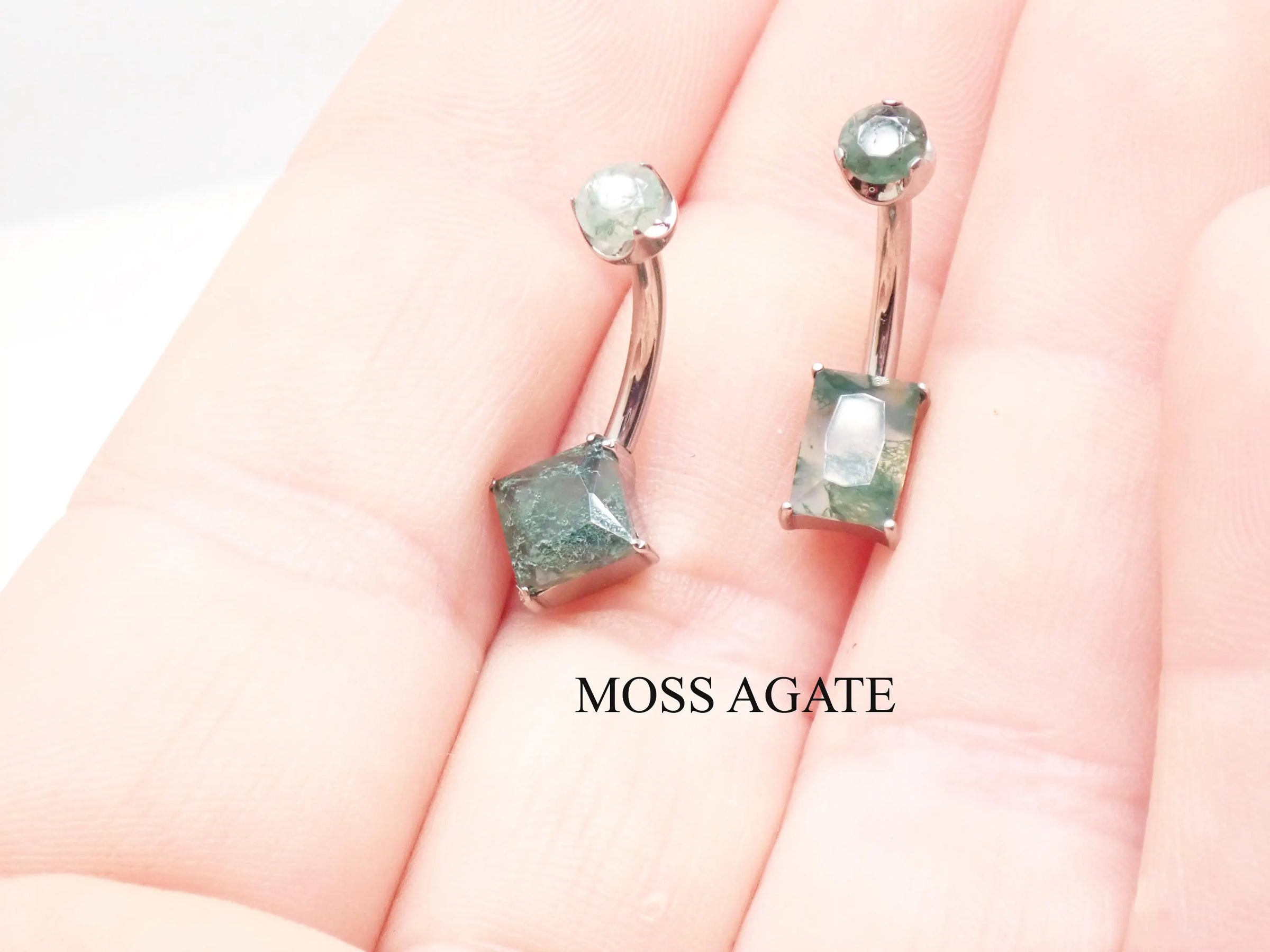Magpie Moss Agate belly ring in 14g, 10mm with a polished moss green gemstone, designed for belly piercing jewelry.