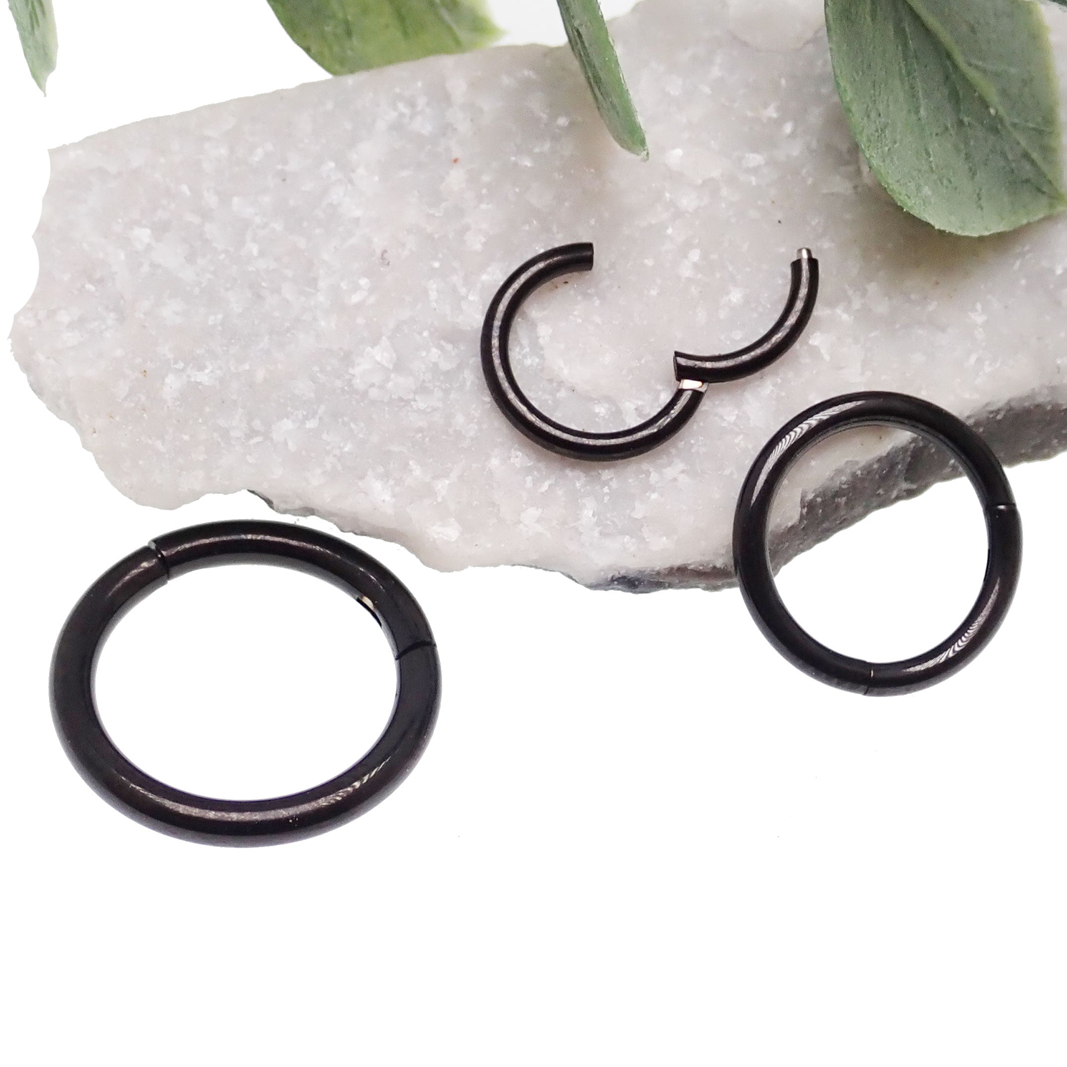 Plain black PVD hinged clicker piercing in 18g, body jewelry with a sleek, minimalist design and hinged closure for easy wear.
