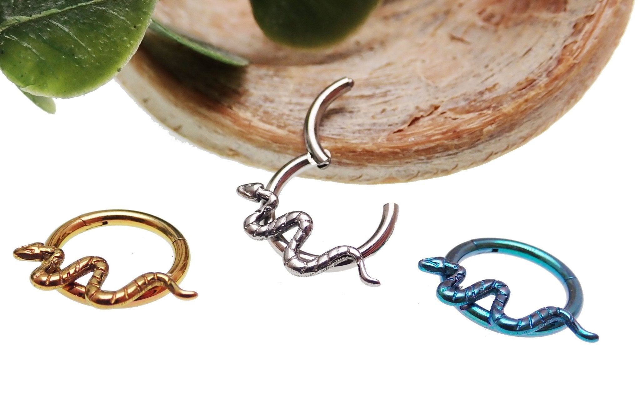 Hinged snake-shaped body jewelry clicker in 16g stainless steel with 8mm diameter for body piercing.