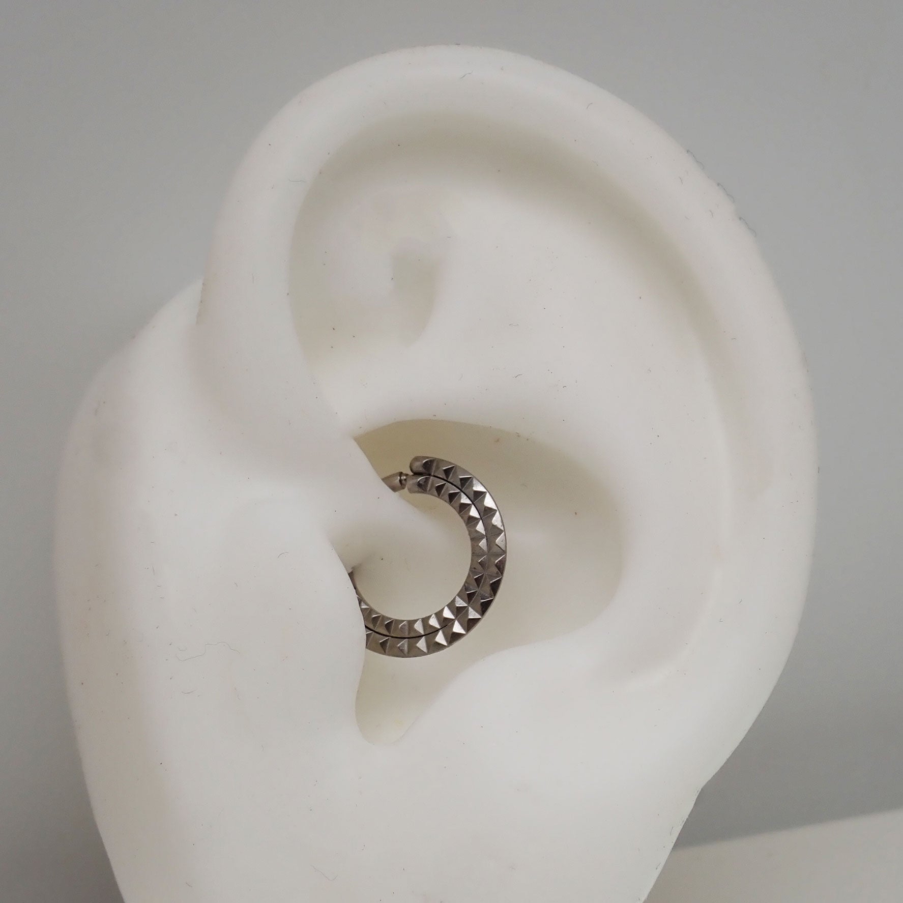 Hinged double pyramid septum clicker in 16g with 8mm diameter by Body Clickers, featuring a sleek pyramid design.