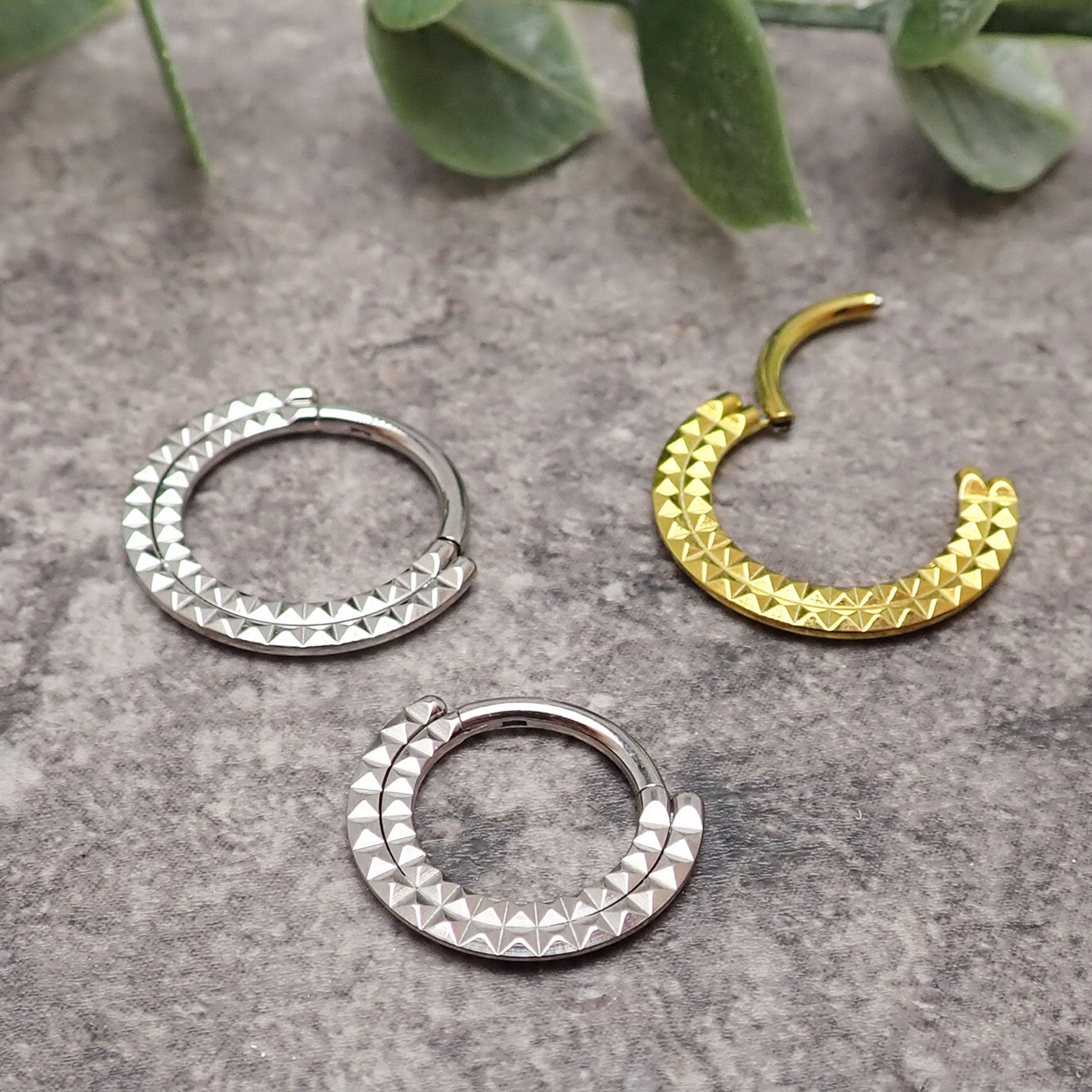 Hinged Body Clickers double pyramid septum clicker in 16g with an 8mm diameter, featuring a sleek, modern design.